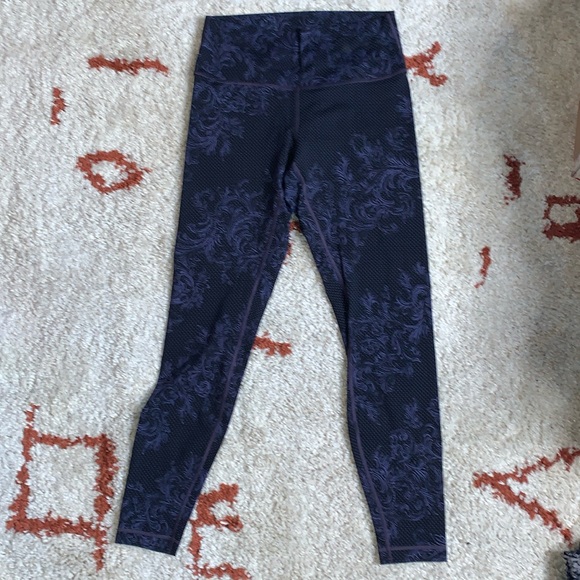 Like New- Lululemon- Size 10- High Rise Wunder Unders- 💜&🖤- 28” Inseam - Picture 2 of 13